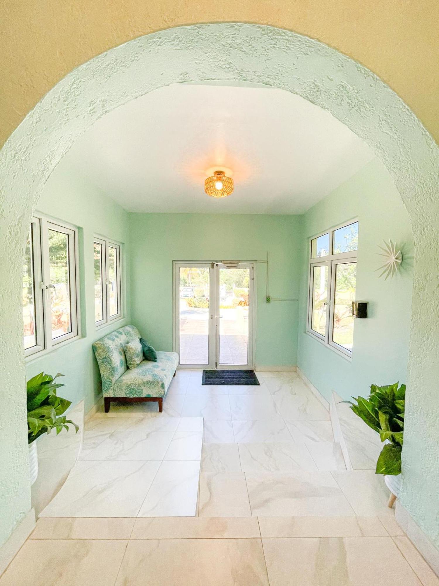 나사우 Golden Palms House B&B 외부 사진