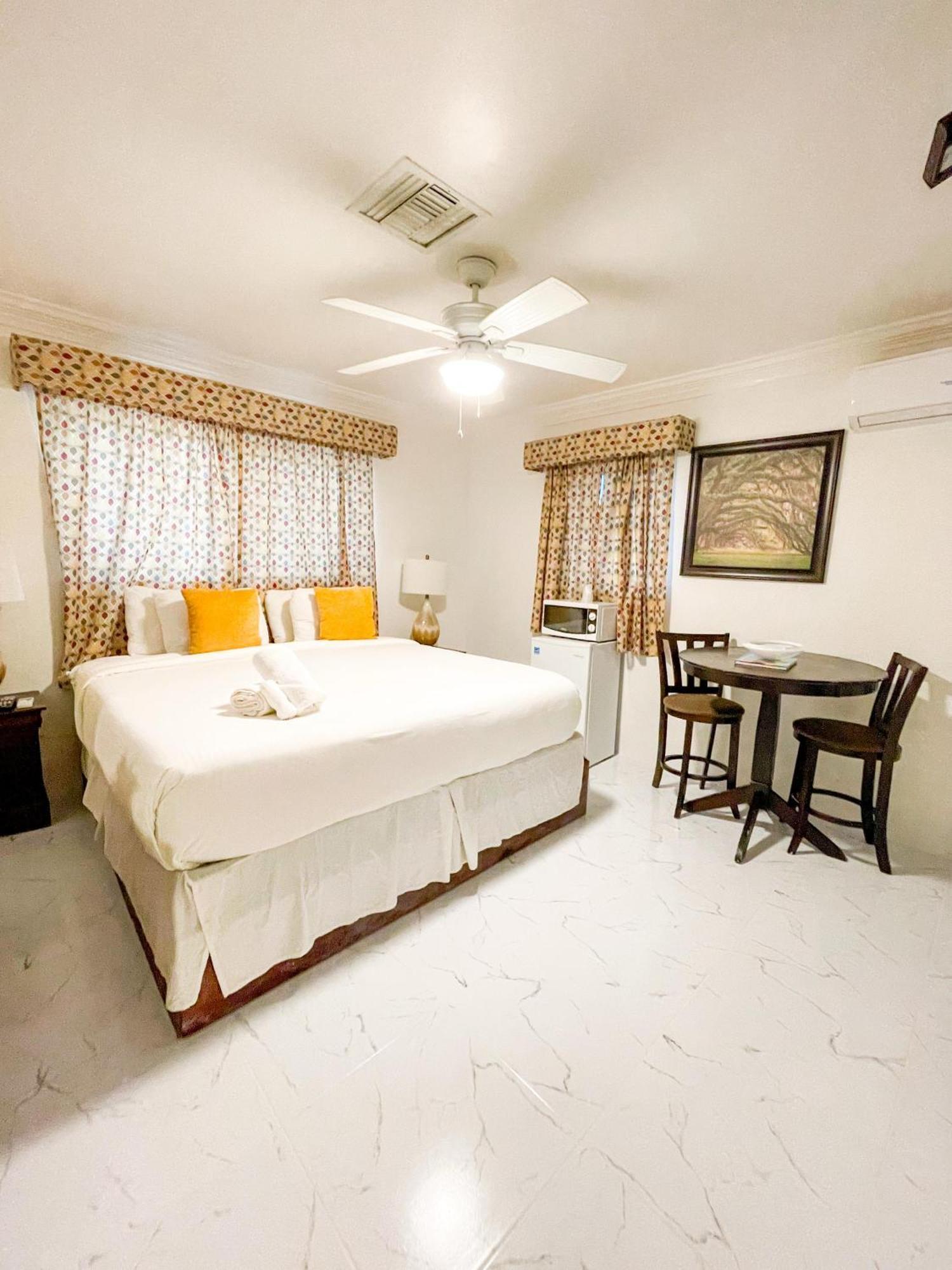 나사우 Golden Palms House B&B 외부 사진