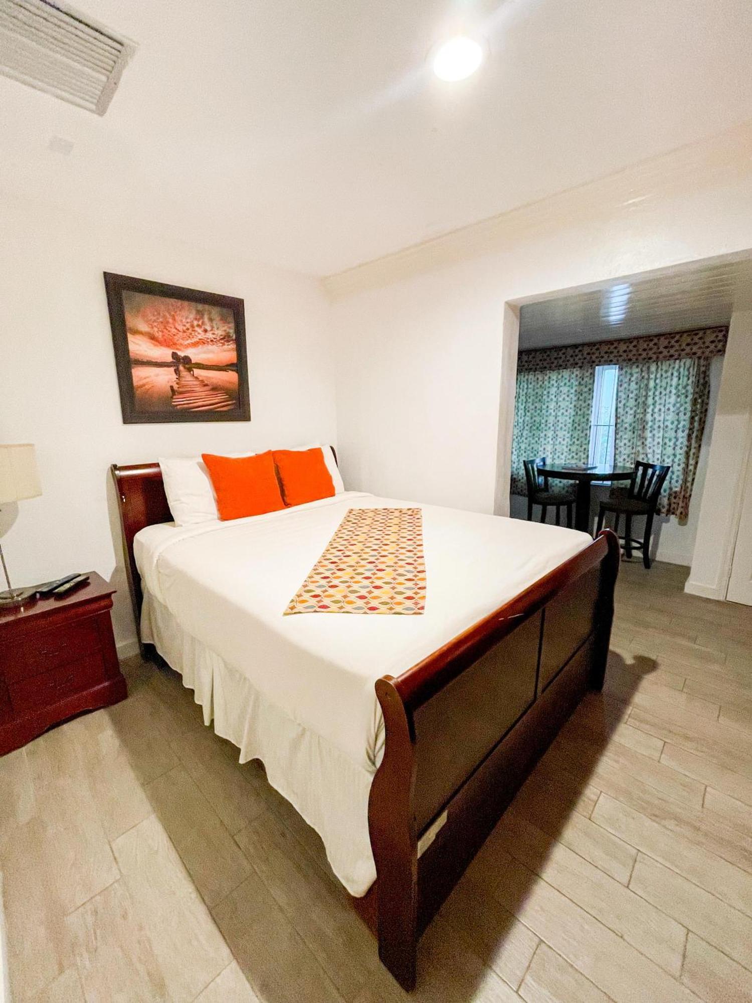나사우 Golden Palms House B&B 외부 사진